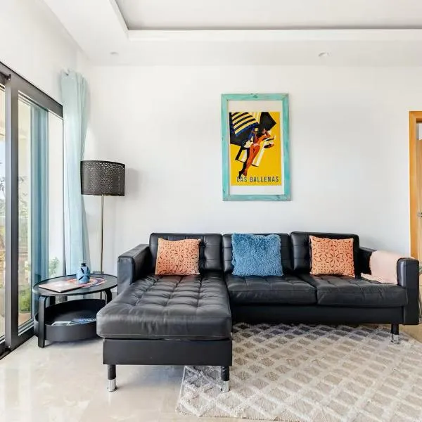 Modern Oceanview Retreat with Balcony and Walk to Bay，莎曼納聖塔芭芭拉的飯店