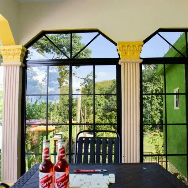 Coke Guest House, отель в городе Мандевилл