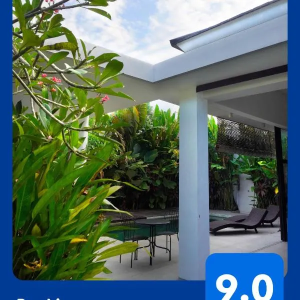 Tranquil 2BR Pool Villa - Fast WiFi - Work-Friendly - Near Echo Beach, hotel di Tumbak Bayuh