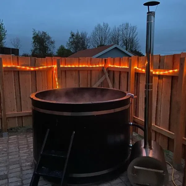 Shelterliv med luksus, nærvær og vildmarksbad โรงแรมในFlemming