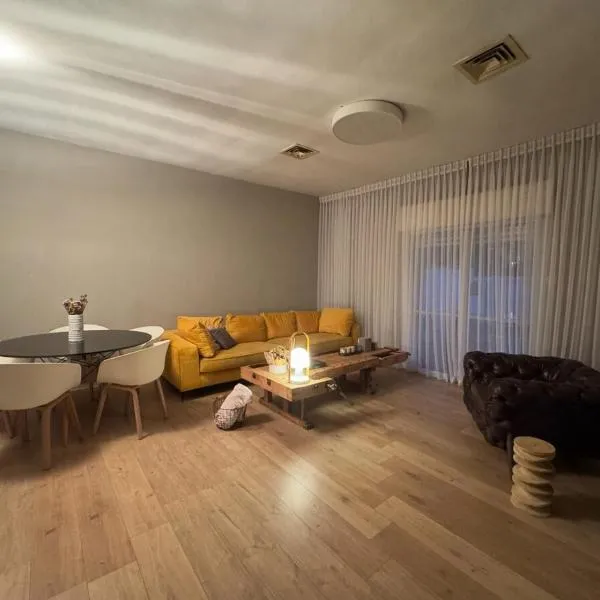 Cottage near the beach - with shelter near the house, hotel i Kefar Shemaryahu