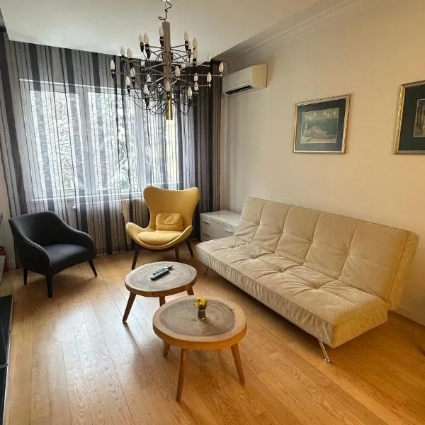 Bonnie's Stylsih 2BR Home near the Palace, hotell i Sofia