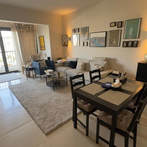 Modern 2BR Duplex in New Cairo Quiet Area, Balcony & Fast WiFi, hotel in Cairo