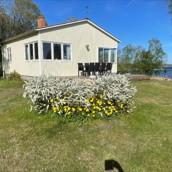Sommarstuga med strandtomt โรงแรมในรอนเนบี