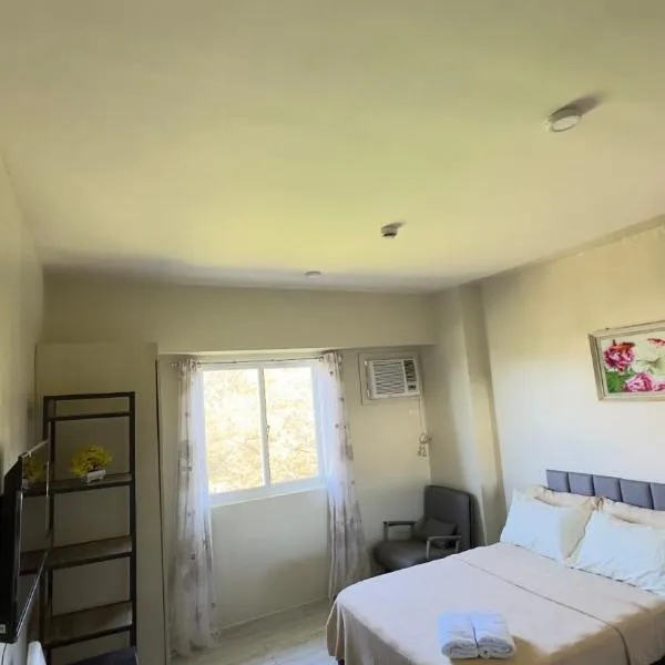 Staycation condo with pool near SM Tungko, Bulacan，Mangangpico的飯店