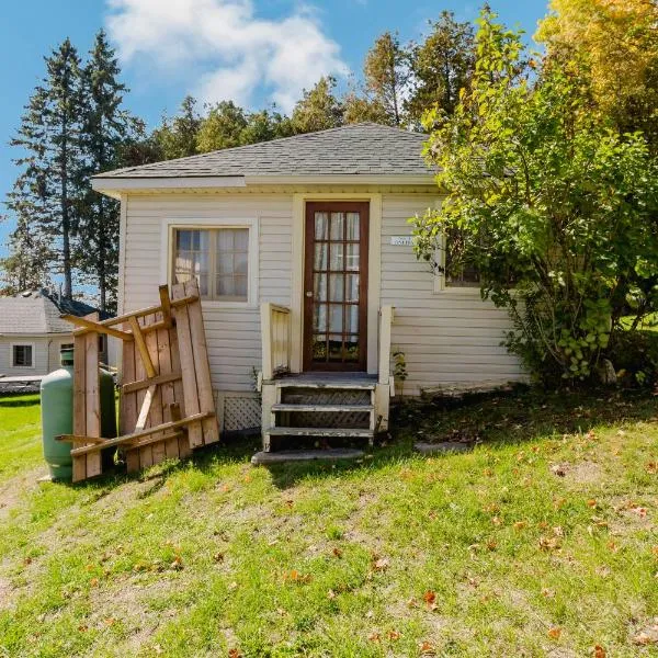 Charming Lakeview Family Resort in Katchwanooka with Private BBQ and firepit, Hotel in Lakefield