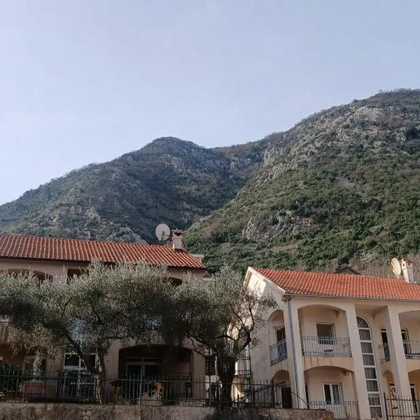 Villa with sea view, garden,parking, viešbutis mieste Prčanj