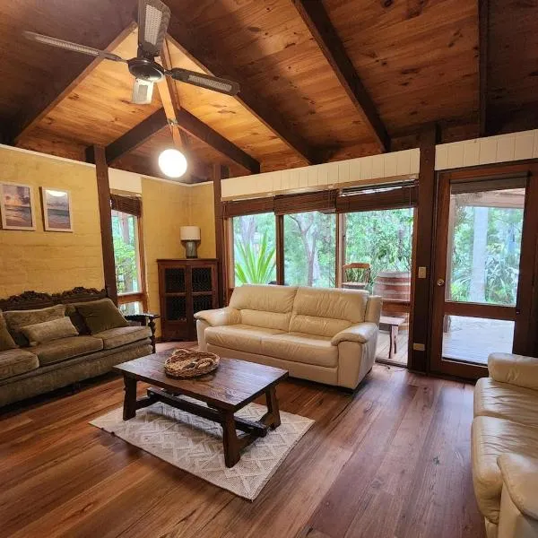 Rustic Mudbrick Retreat, Short Walk to Beach, hotell i Mallacoota