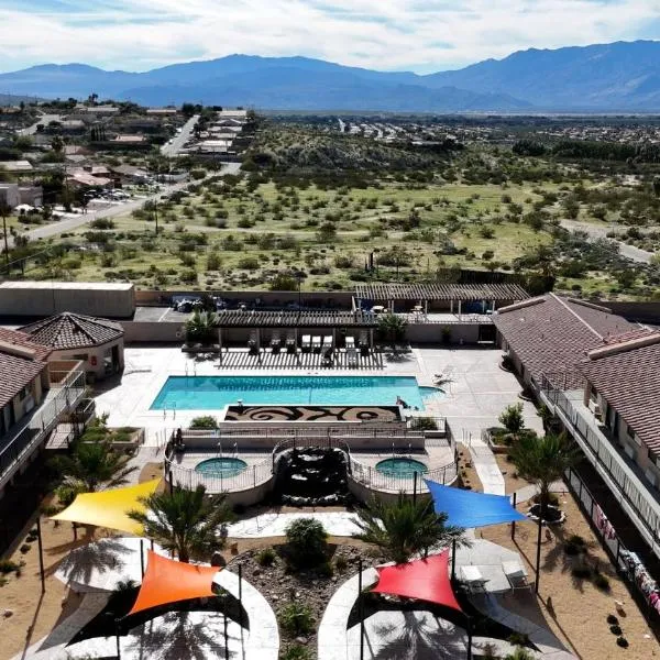 RELAX hotel and spa, hotel di Desert Hot Springs