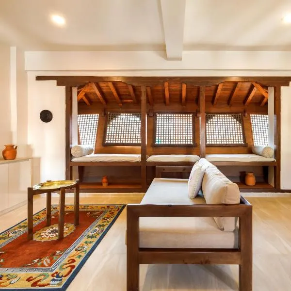 Newa Suites by Maison Artelier, hotelli kohteessa Pātan