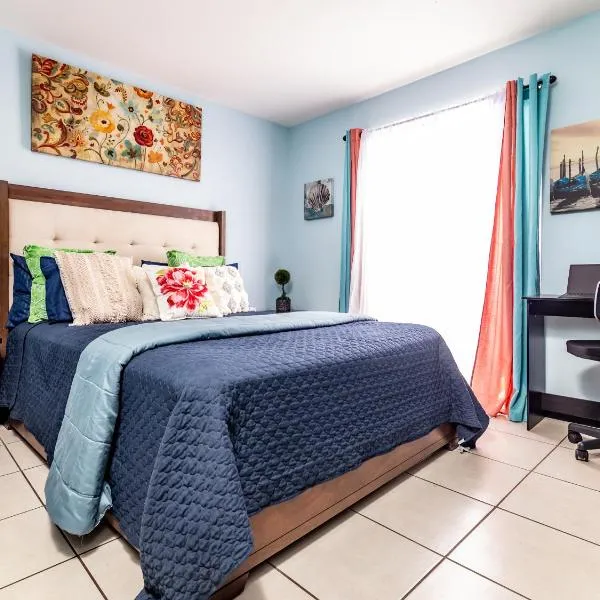 Rosarito pool & garden bar oXxo Farmacy, hotel sa Tijuana