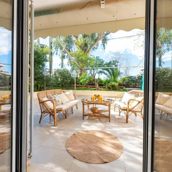 2b apartment beyond a house Glyfada center, hotel i Athen