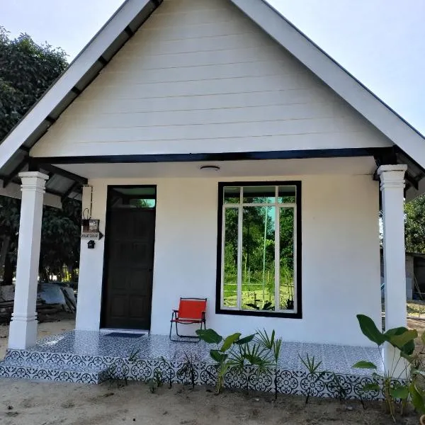 Moksu Garden Tiny House jerteh, hotel di Jertih