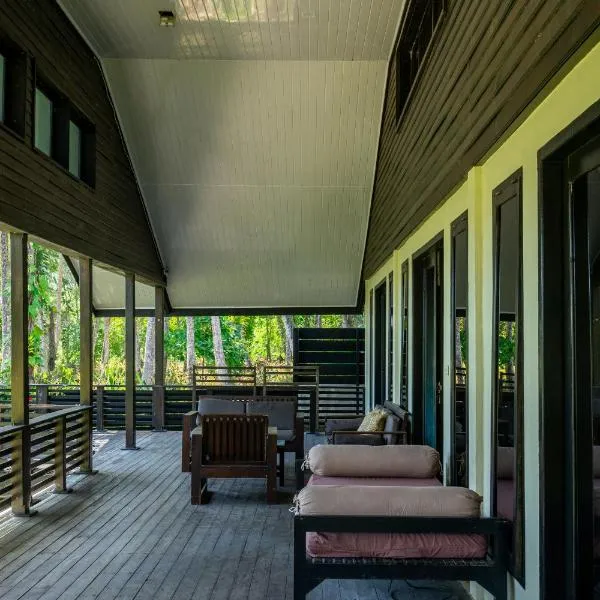 Island Time Simeulue 4 Bedroom Villa, hotell i Lasikin