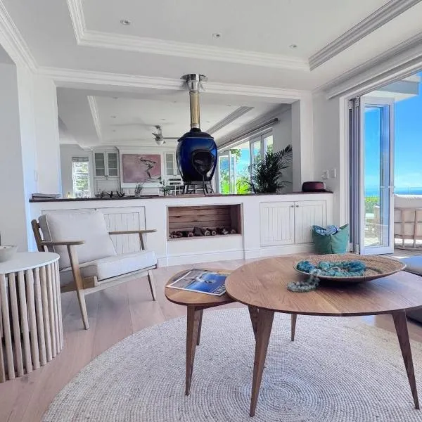 Plett Azure Guesthouse, hotel di Plettenberg Bay