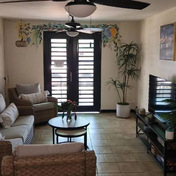 Beach vibes condo in Luquillo, hotel sa Luquillo