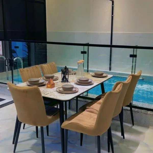 فيلا لك بالكامل مكونة من طابقين مع مسبح داخليYour own private villa consisting of two floors with an indoor pool, hotel u gradu Taif