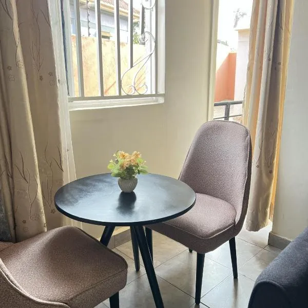 Rokans Nest Lovely Condo 1bedroom KIRA Kitukutwe, Kampala-Bethany Estate: Kampala şehrinde bir otel