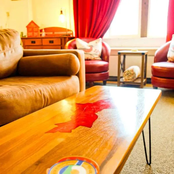 Downtown Red Room at Villages on Aurora, hotel Ironwoodban