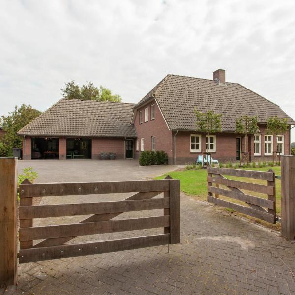 Luxurious holiday home in the middle of the Leenderbos nature reserve, near quiet Leende