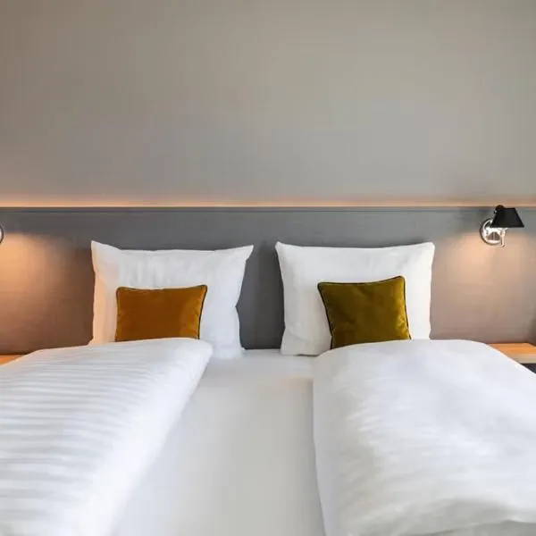 Piazza Hotel und Restaurant โรงแรมในอาเลิน