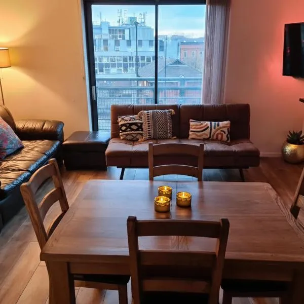 Comfy Salford Apartment 2 Bed 2 Bath & Parking, hotel in Manchester