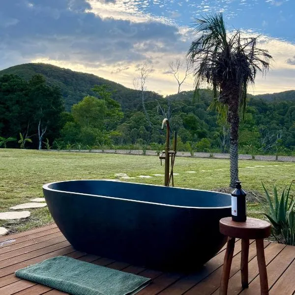 Private Treehouse Digital Detox Retreat with Fire Pit and Outdoor Bath, хотел в Kin Kin