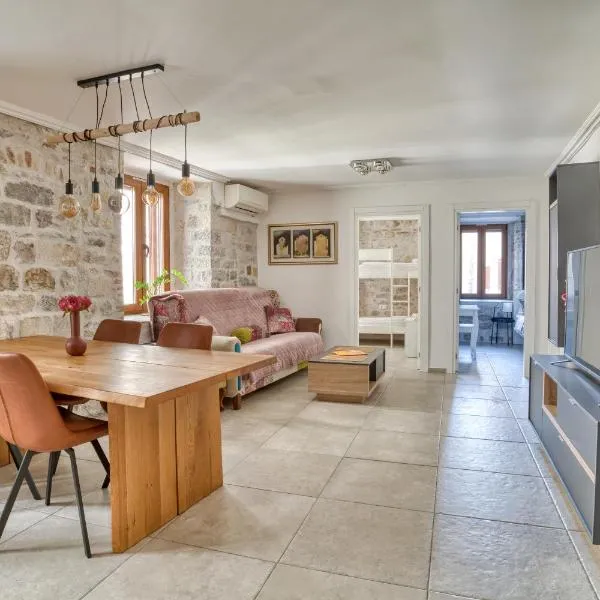 Lana & Ena Apartments, khách sạn ở Kotor
