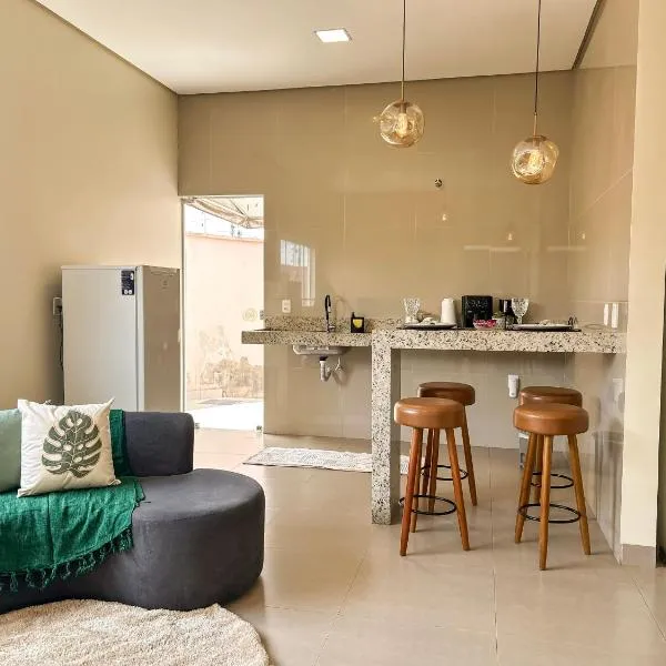 Casa 04 - Casa com 2 quartos, sendo uma suíte localizada próximo a rodoviária e o aeroporto, hotell i Palmas