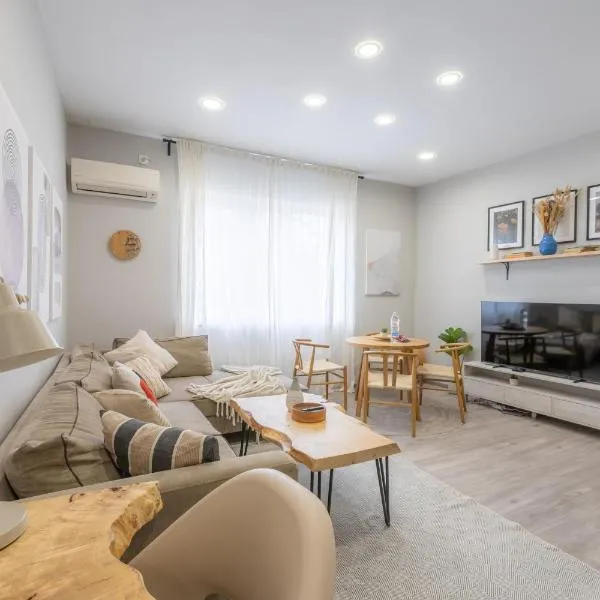 NDK - UrbanLux Medius 2BDR FREE Parking, hotel en Sofía