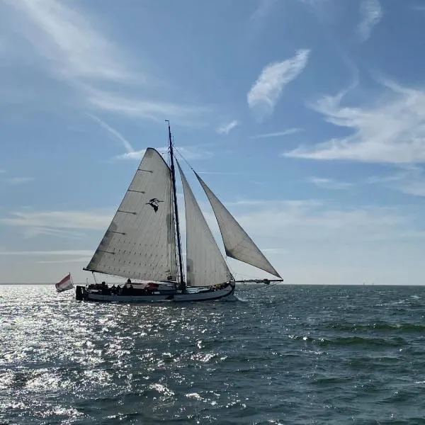 tjalkjacht pelikaan enkhuizen, hotel din Enkhuizen