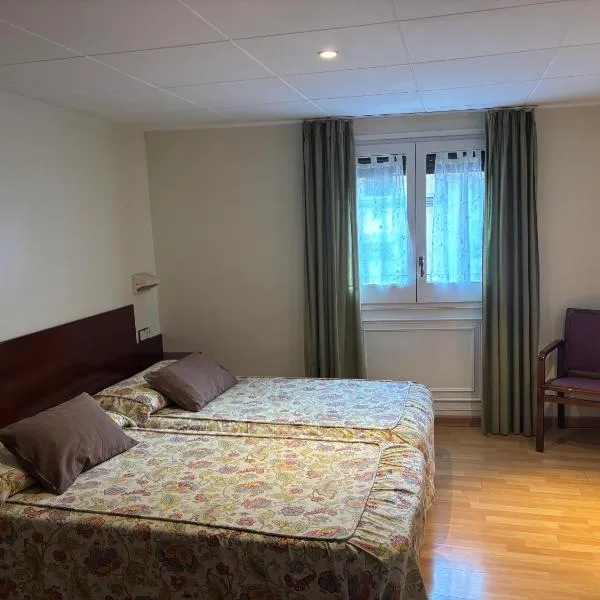 Hostal Ripollès, готель у місті Ріполь