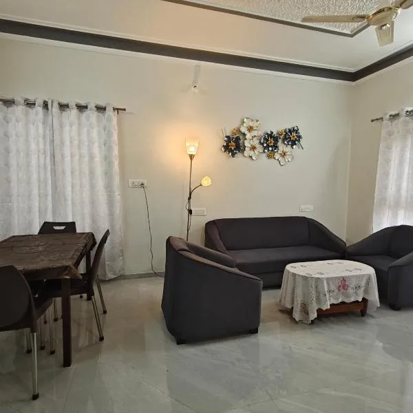 Gulmohar Serene 2BHK Furnished flat without AC and with AC additional price – hotel w mieście Belagavi
