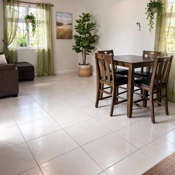 30 mins from Airport Cozy home in gated community, hotel v mestu Chaguanas Village