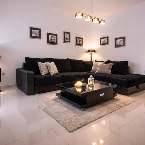 Lake View Double Balcony City Center Apartment in Ohrid、オフリドのホテル
