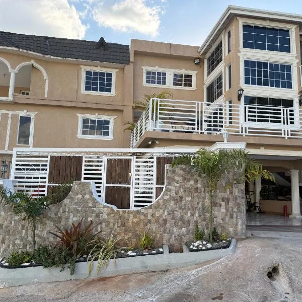 1 BR Love Cube, khách sạn ở Kingston
