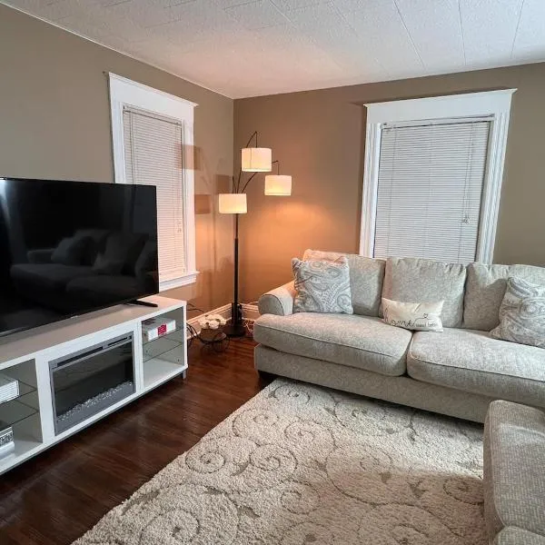 Beautiful and Comfy Home near Strong Memorial Hospital-king sized bed, hotel i Rochester