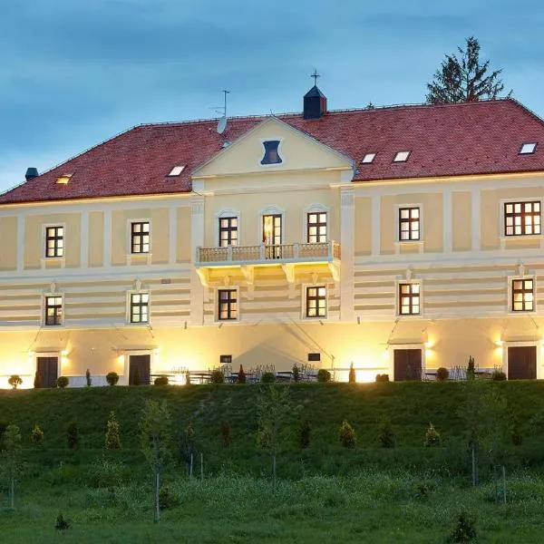 Hotel & Restoran Dvorac Gjalski, Hotel in Zabok