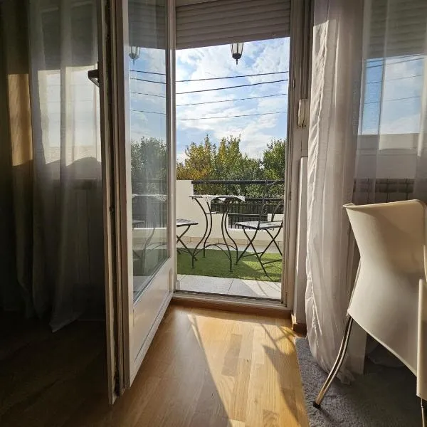 Airport Apartment, hotel v mestu Surčin