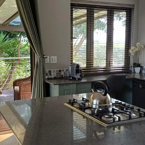 Cove Rock Beachhouse, hotel i East London