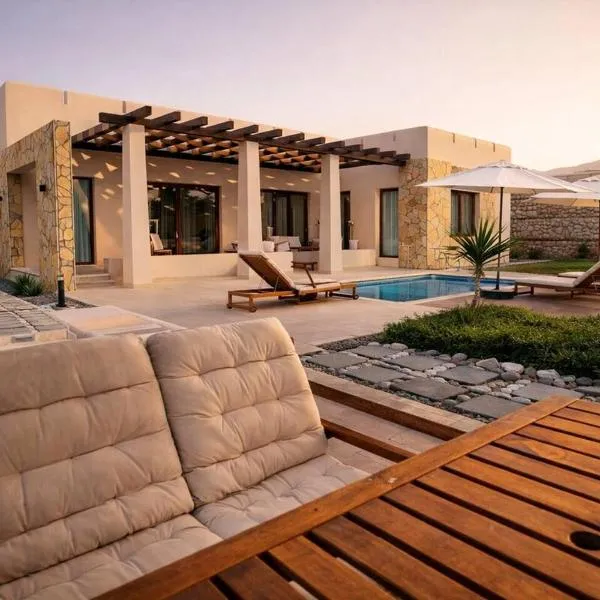Private Pool Retreat - Full-Service Villa, хотел в Ас Сифах