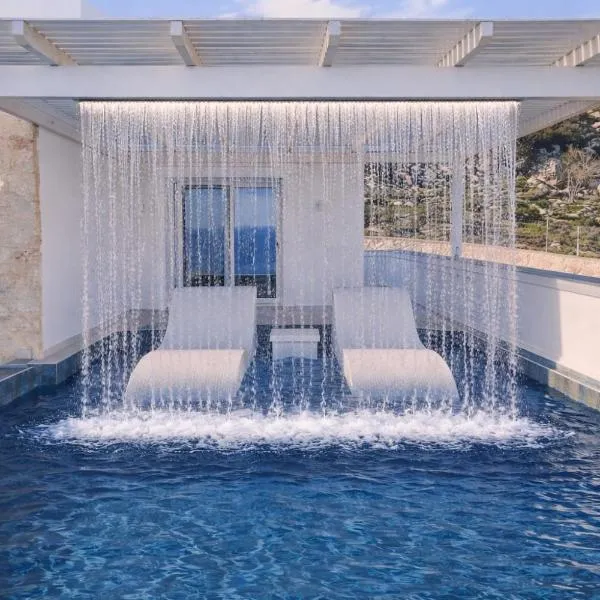 Aqua blue villa with private swimming pool – hotel w mieście Amoopi