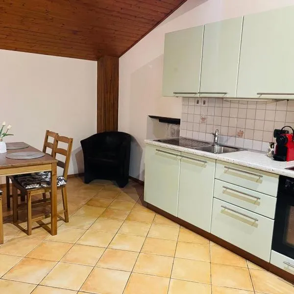 Chiasso Suisse Apartament - RentuGoo Travel, hotell i Chiasso