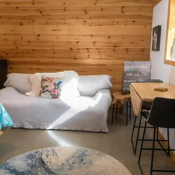 Private Hummingbird Room - Modern & Cozy, hotel Mansonville városában