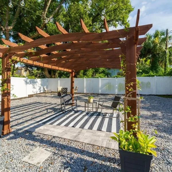 Cozy bungalow with Luxe Yard, Firepit, Pergola Area, hotel di Tampa