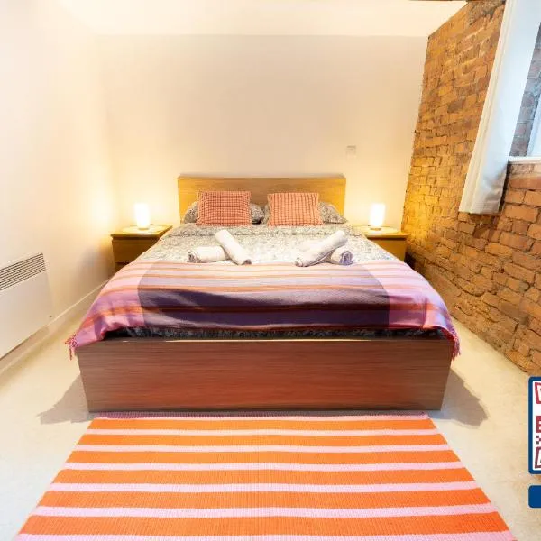 Rustic 2BR Loft Exposed Brick & Beams, Hotel in Liverpool