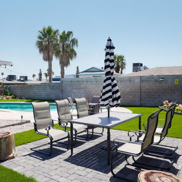 Vegas Hideaway with Jacuzzi & Pool by Strip, Las Vegas