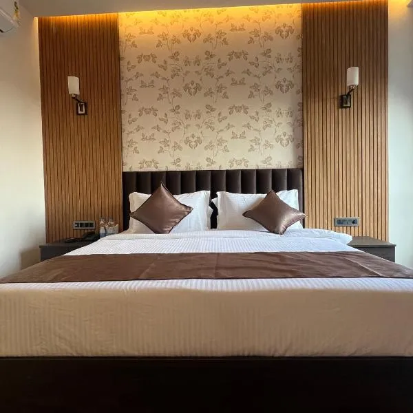 Hotel Sunshine، فندق في Surajpur Jikkla