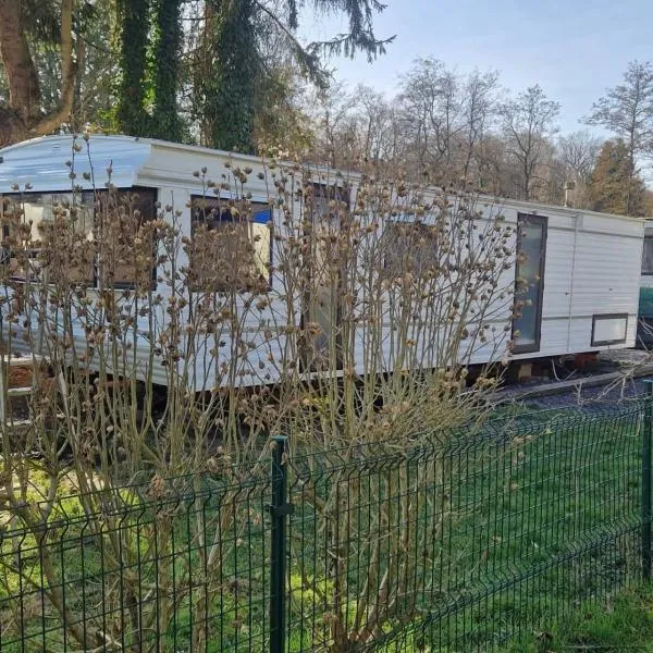Caravane en pleine nature ferme proche de tout, hotel in Philippeville