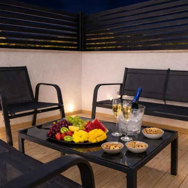 Dnine3 - דירת גן ליד הים, ξενοδοχείο σε Qiryat Yam